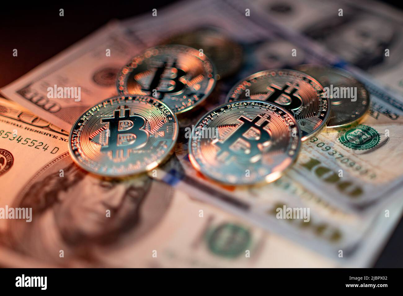 Monete metalliche lucide bitcoin cripto valuta su banconote in dollari statunitensi. Concetto di moneta decentralizzata elettronica. Foto Stock