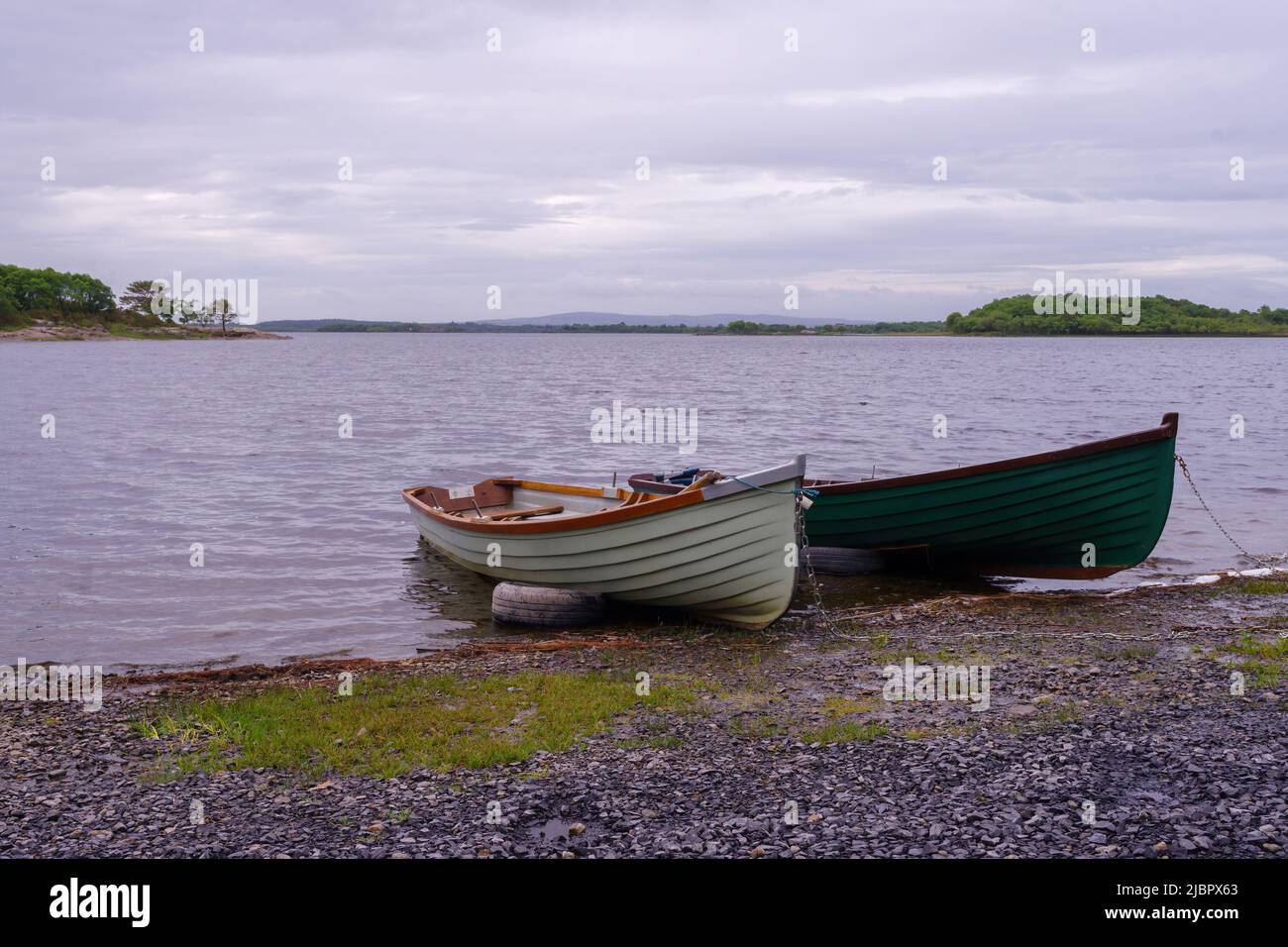 Due piccole imbarcazioni da pesca che si trovano a Lough Conn, Irlanda Foto Stock