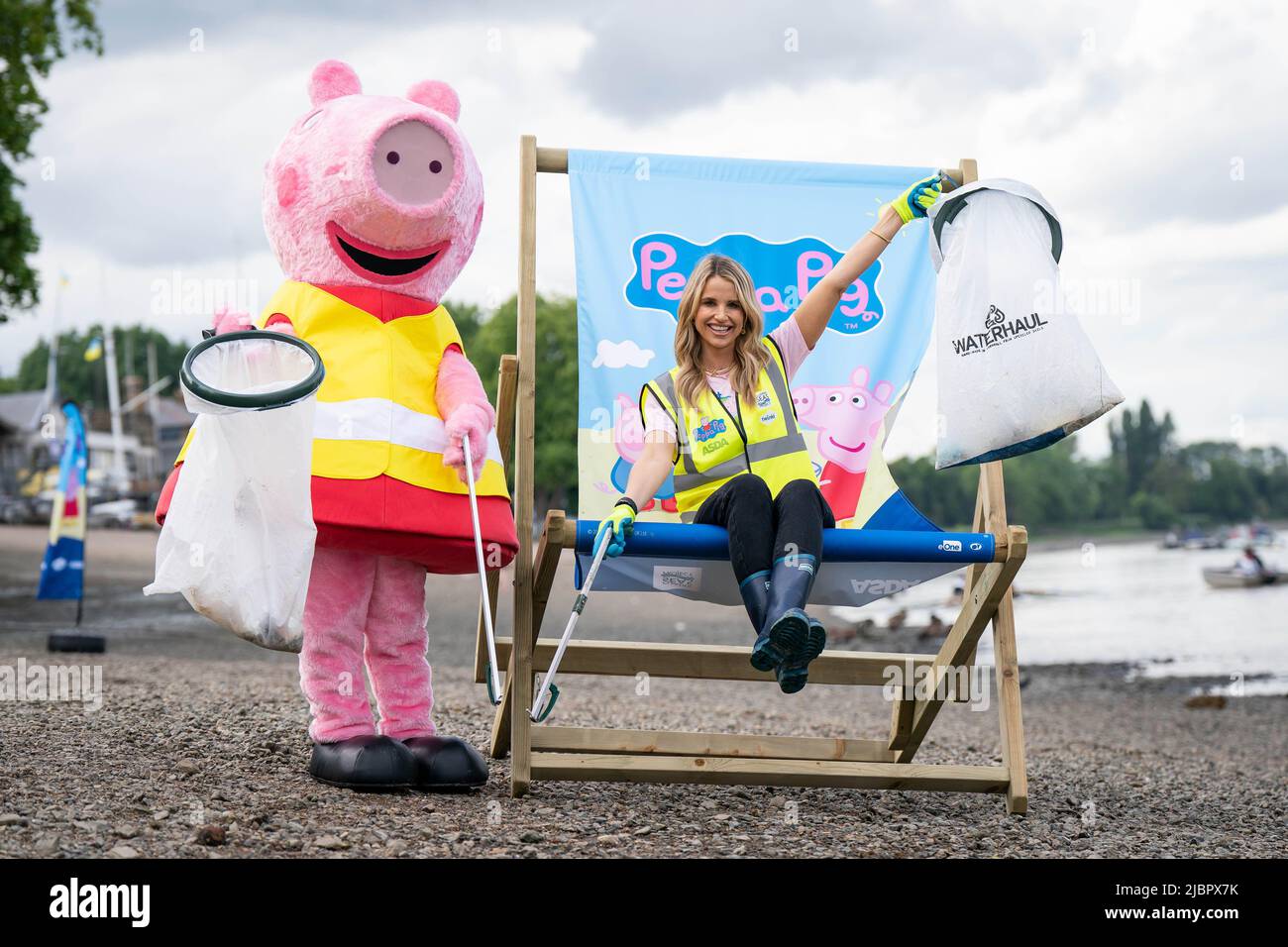 SOLO PER USO EDITORIALE Vogue Williams sceglie la lettiera con Peppa Pig vicino a Putney Bridge a Londra per annunciare la sua partnership con il personaggio Hasbro in occasione della Giornata Mondiale dell'Oceano delle Nazioni Unite, che si svolge oggi. Data di emissione: Mercoledì 8 giugno 2022. Foto Stock