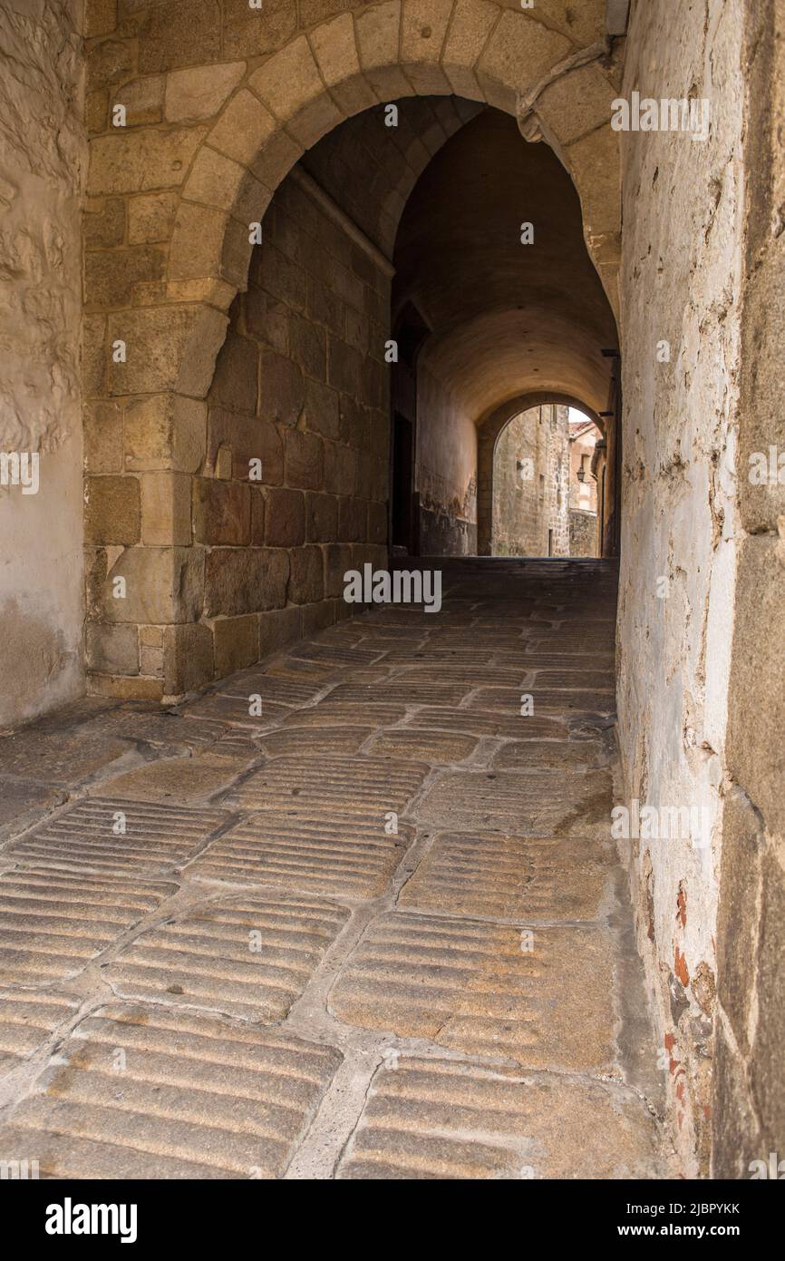 Marchese del Palazzo Mirabel passaggio di Plasencia. Strada medievale nella città vecchia, Caceres, Extremadura, Spagna Foto Stock