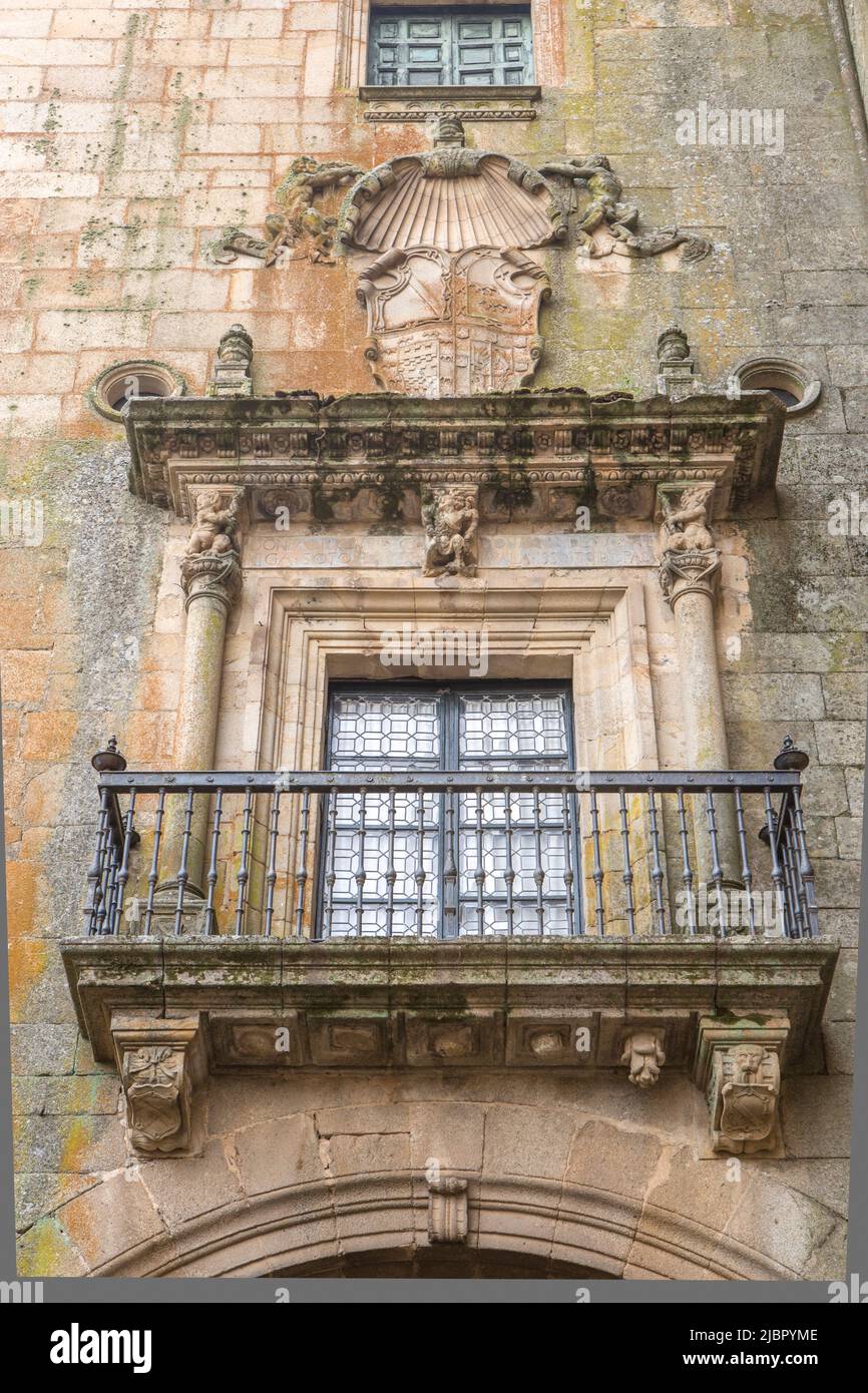Marchese di Mirabel Palace balcone plateresco, Plasencia, Spagna. Strada medievale nella città vecchia Foto Stock