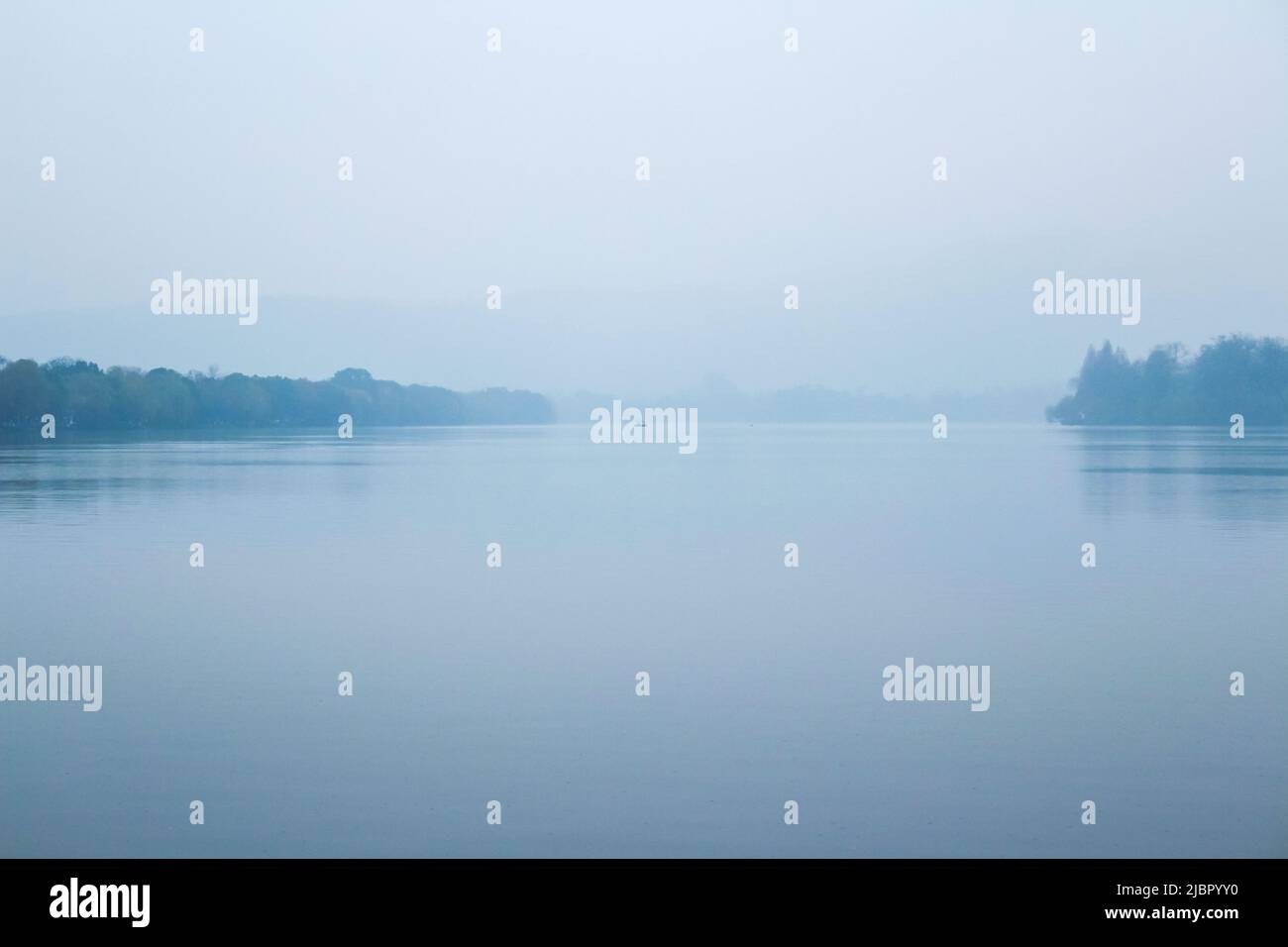 Paesaggio con sfondo di montagna. Foto Stock