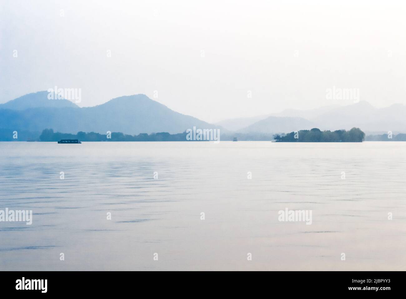 Paesaggio con il lago, barca, pagoda e montagne. Foto Stock