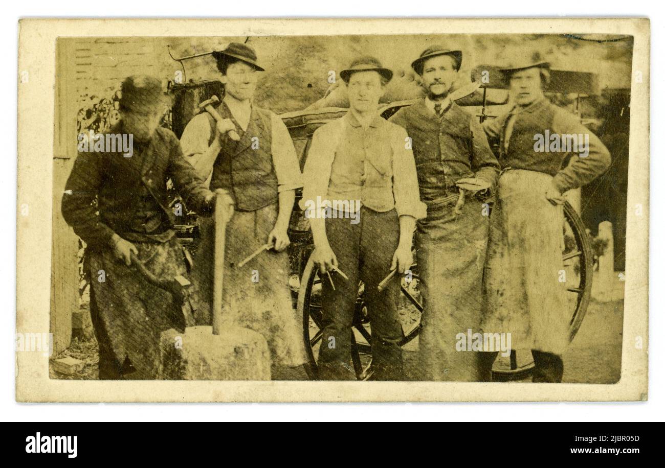 Originale e raro Victorian carte de Visite (Visiting Card o CDV) di un gruppo di diritti in posa per una fotografia di fronte a una carrozza, attrezzi di tenuta, pinze, un uomo con un'ascia sta facendo un nuovo raggio di legno. La posizione sconosciuta nel montaggio quadrato del Regno Unito indica 1860. Foto Stock