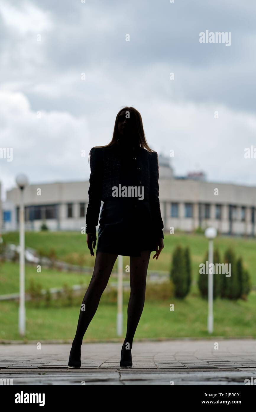Ritratto urbano a tutta lunghezza di una donna irriconoscibile all'aperto Foto Stock
