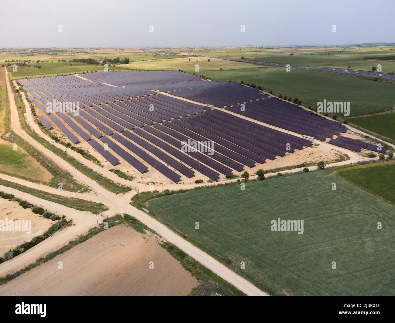 Vista aerea di una parte di una grande fattoria di produzione di energia solare chiamata anche parco solare, per la fornitura di energia commerciale nella rete elettrica. Renewa Foto Stock