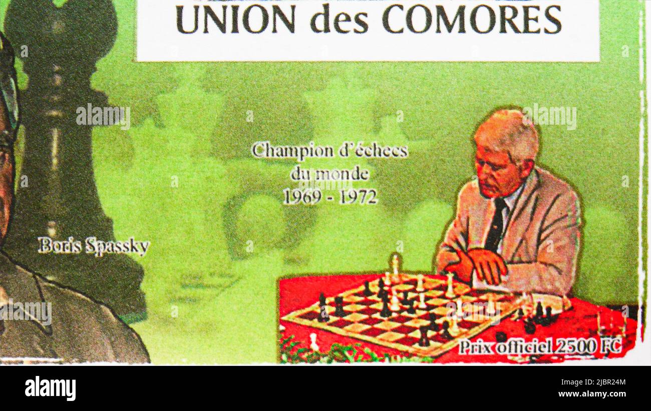 MOSCA, RUSSIA - 20 MAGGIO 2022: Francobollo stampato in Comoros mostra Boris Spassky, Chess Masters serie, circa 2009 Foto Stock