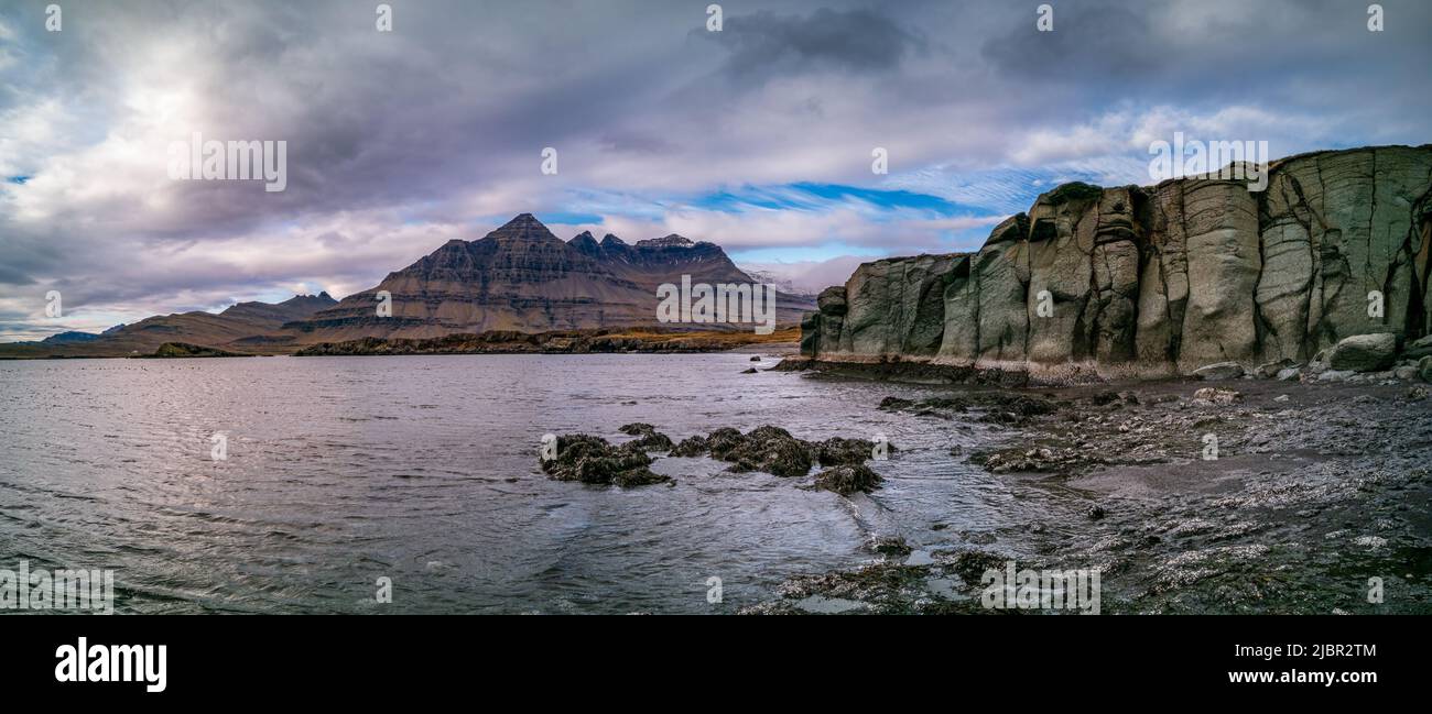 Panorama su rocce verdi, fiordi e vette di montagna Foto Stock
