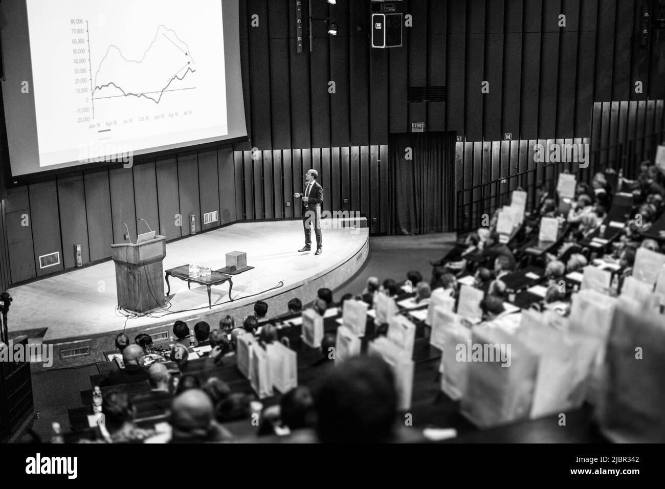 Altoparlante dando la presentazione sulla conferenza di business event. Foto Stock