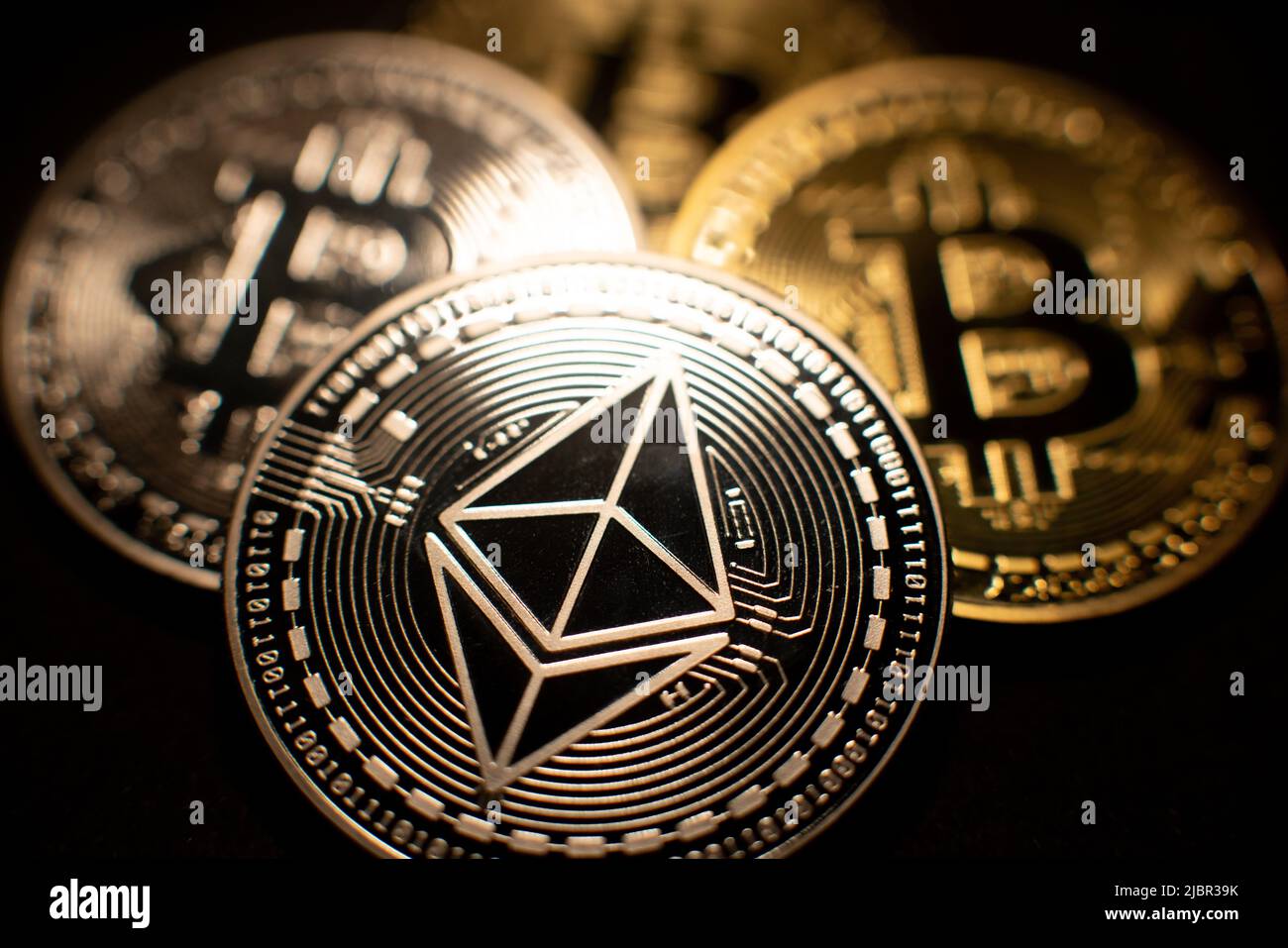 Moneta Ethereum di fronte a Bitcoin. Criptovaluta e tecnologia blockchain. Scambio di cripto monete. Transazione a Ethereum 2,0 Concept Foto Stock