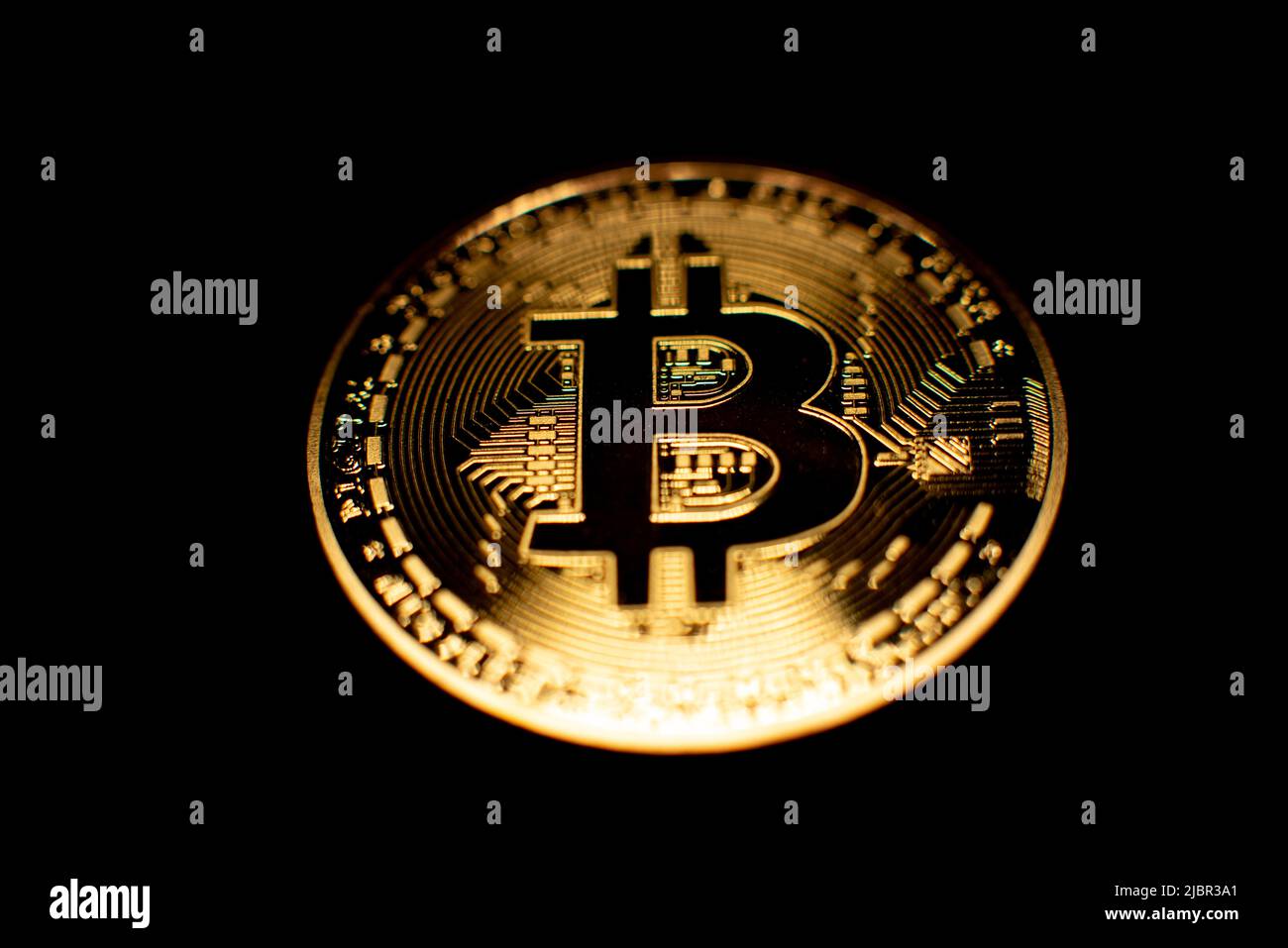 Monete Bitcoin accumularono monete d'oro su sfondo scuro. Concetto di tecnologia Crypto Currency e Block chain. Denaro digitale Foto Stock