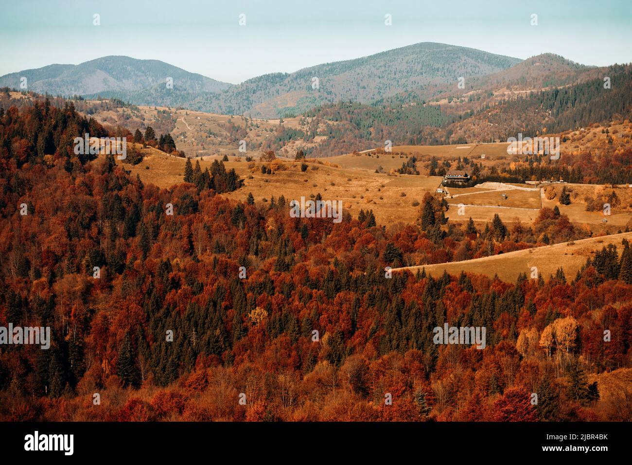 Vista dalla montagna sui paesaggi autunnali in montagna Foto Stock