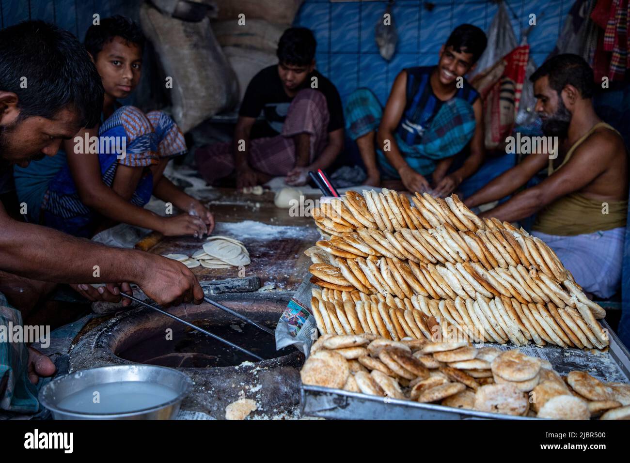 Il Bakarkhani o il Baqarkhani, noto anche come bakar khani roti, è un pane piatto denso e speziato che fa parte della cucina Mughlai. Bakorkhani è quasi bisca Foto Stock