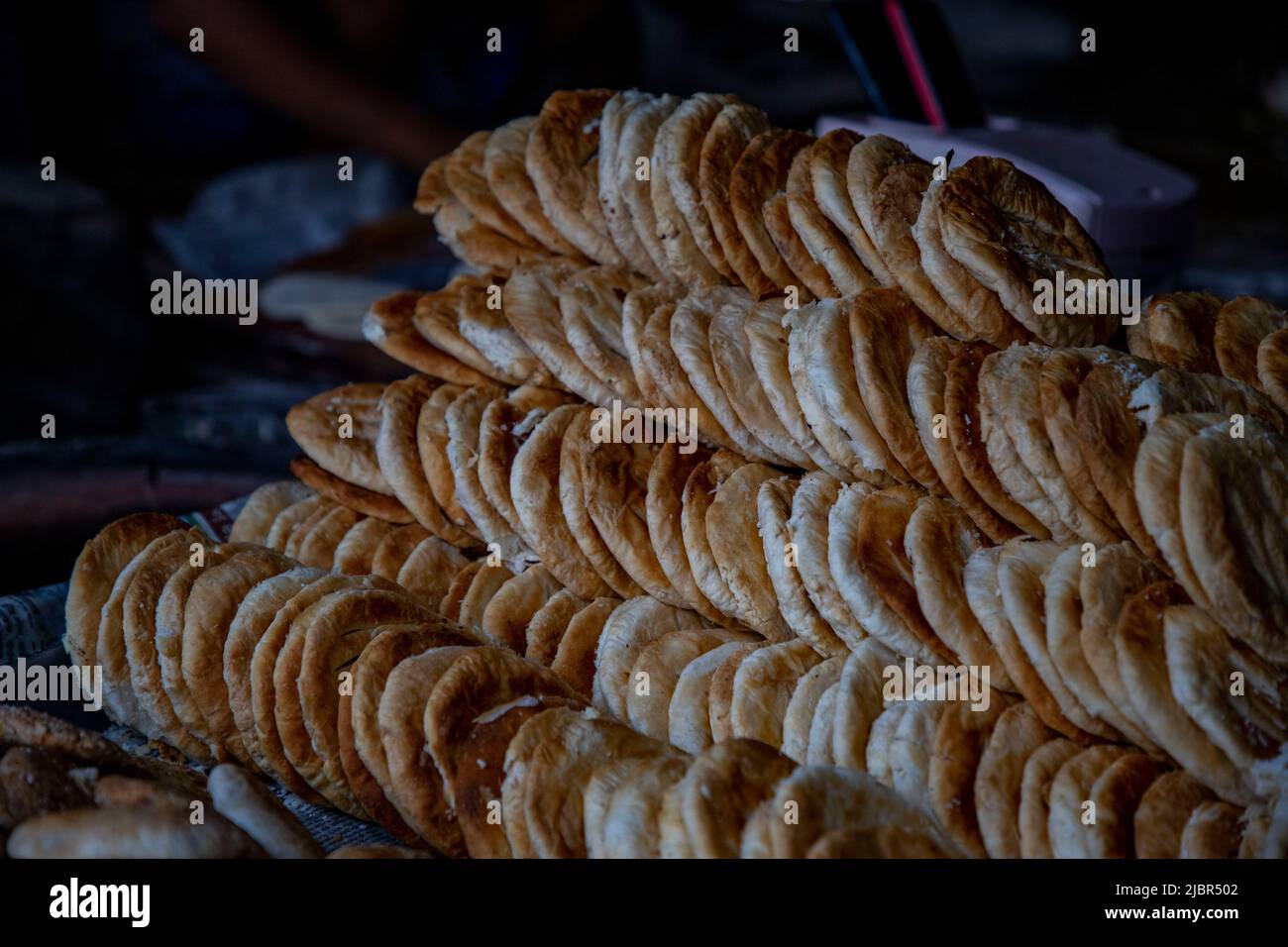 Il Bakarkhani o il Baqarkhani, noto anche come bakar khani roti, è un pane piatto denso e speziato che fa parte della cucina Mughlai. Bakorkhani è quasi bisca Foto Stock