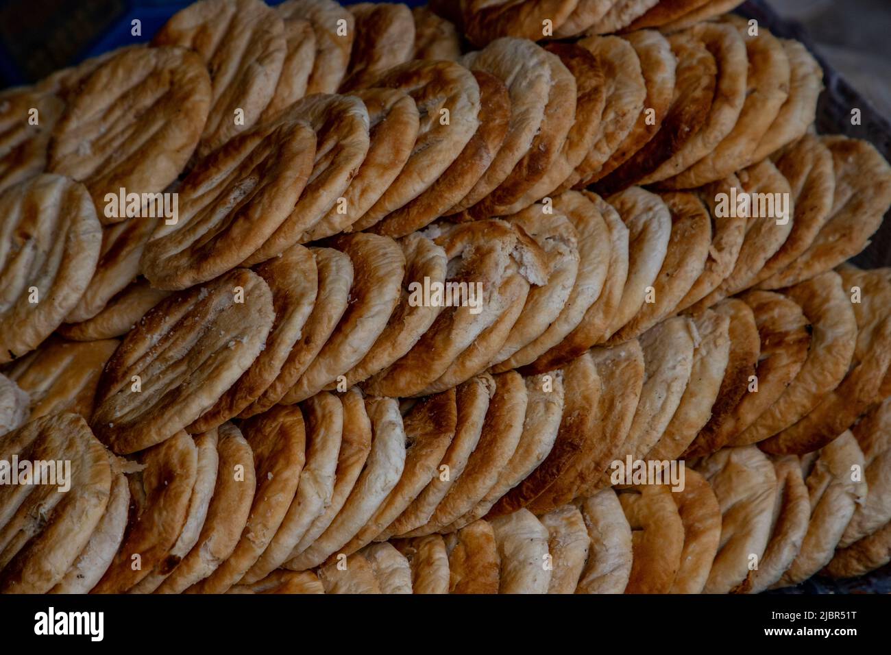 Il Bakarkhani o il Baqarkhani, noto anche come bakar khani roti, è un pane piatto denso e speziato che fa parte della cucina Mughlai. Bakorkhani è quasi bisca Foto Stock