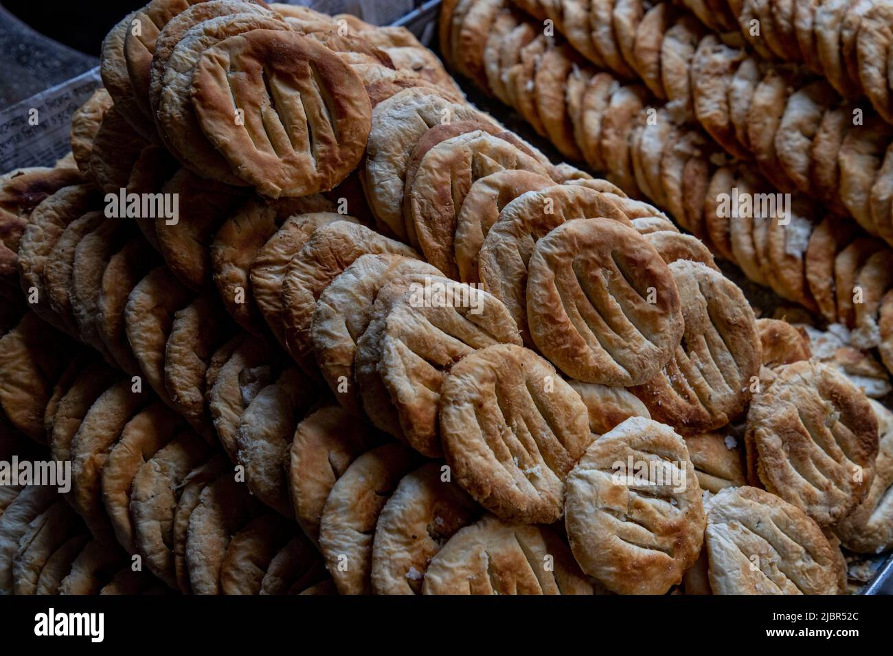 Il Bakarkhani o il Baqarkhani, noto anche come bakar khani roti, è un pane piatto denso e speziato che fa parte della cucina Mughlai. Bakorkhani è quasi bisca Foto Stock