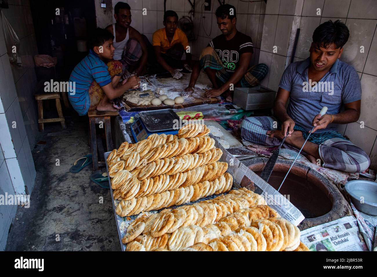 Il Bakarkhani o il Baqarkhani, noto anche come bakar khani roti, è un pane piatto denso e speziato che fa parte della cucina Mughlai. Bakorkhani è quasi bisca Foto Stock