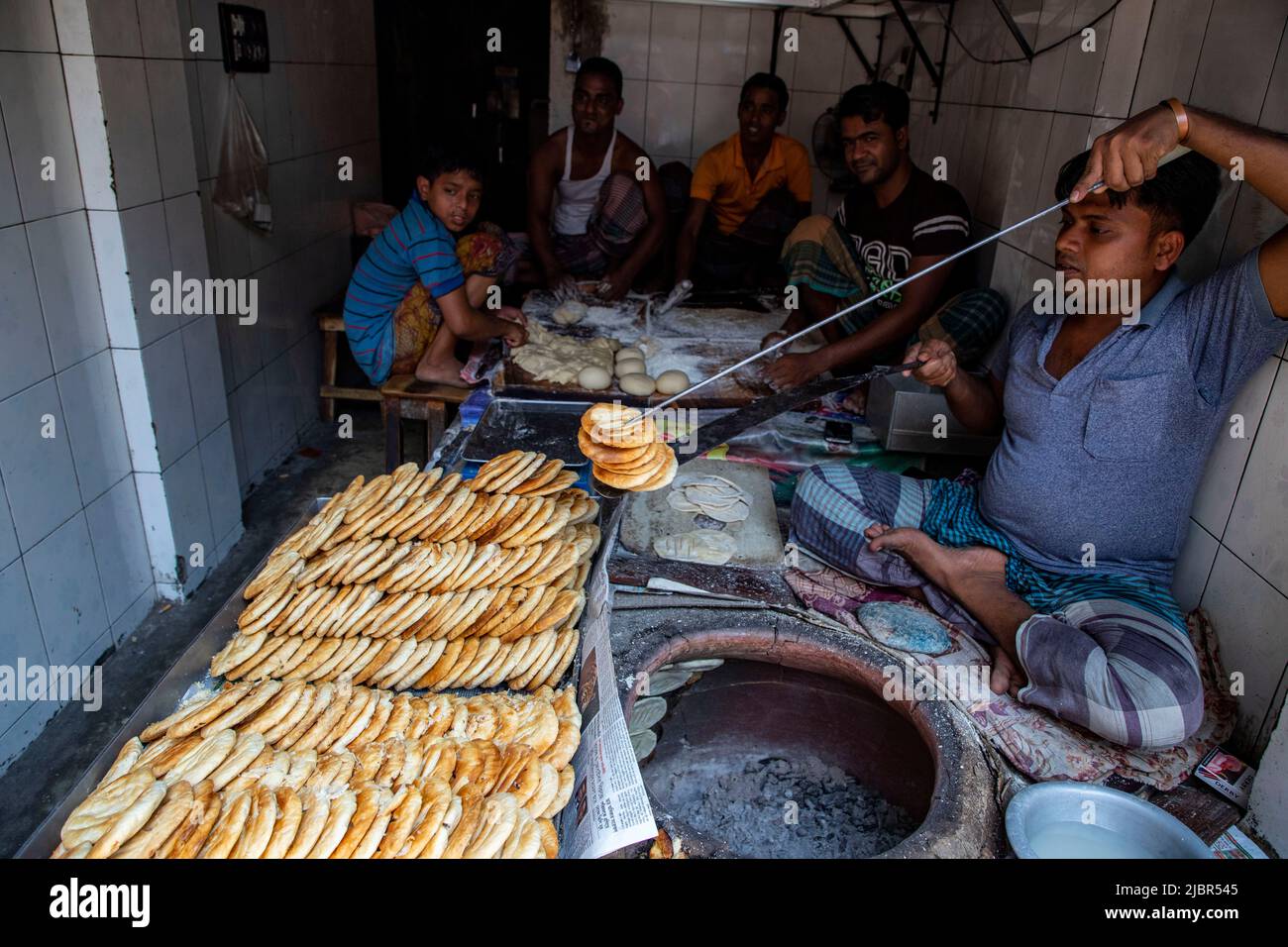 Il Bakarkhani o il Baqarkhani, noto anche come bakar khani roti, è un pane piatto denso e speziato che fa parte della cucina Mughlai. Bakorkhani è quasi bisca Foto Stock