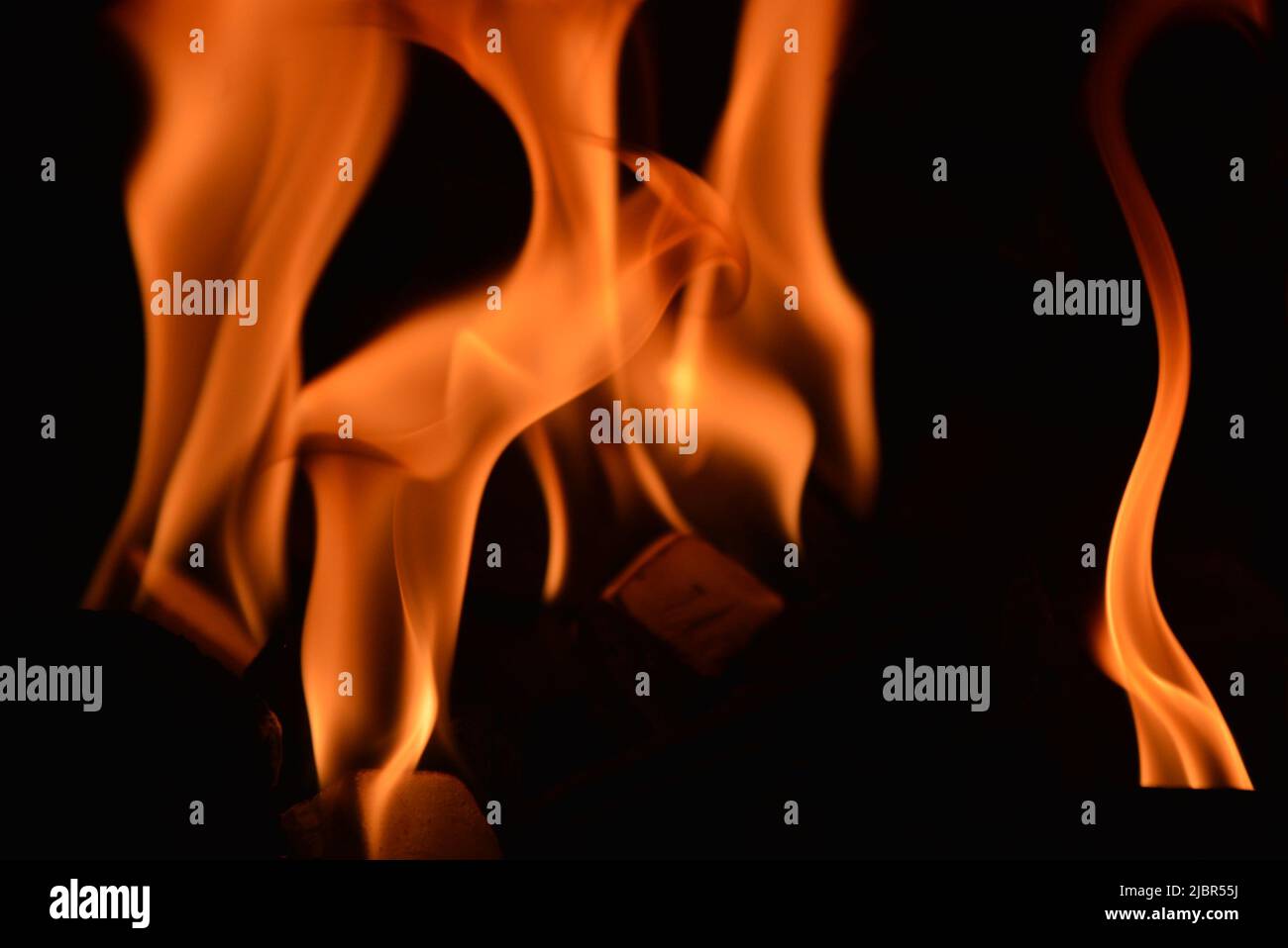 Fiamme che sfarfallano al buio - colore dorato Foto Stock