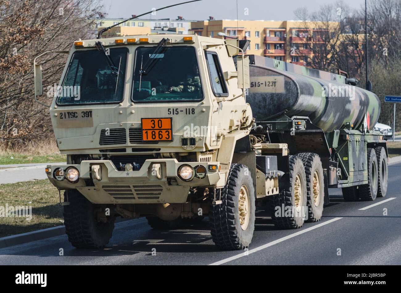 Lublino, Polonia - 25 marzo 2015: L'esercito degli Stati Uniti Oshkosh rifocillò il veicolo tattico medio passando per le strade della città Foto Stock