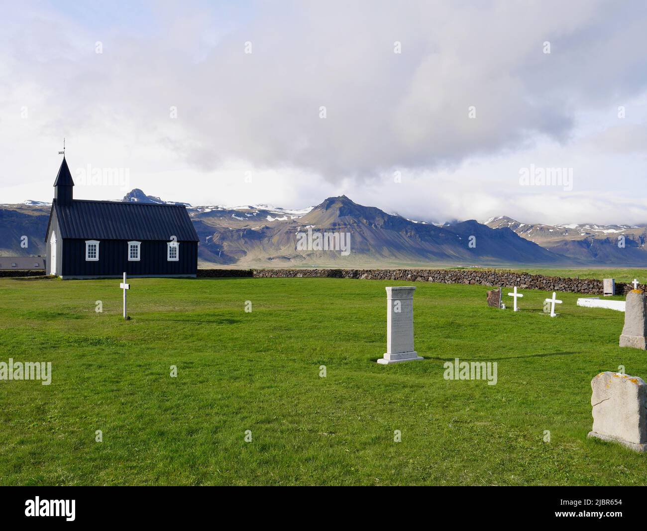 Chiesa nera a Budir, Budakirkja con cimitero. Penisola di Straefellsnes, Islanda. Foto di alta qualità Foto Stock