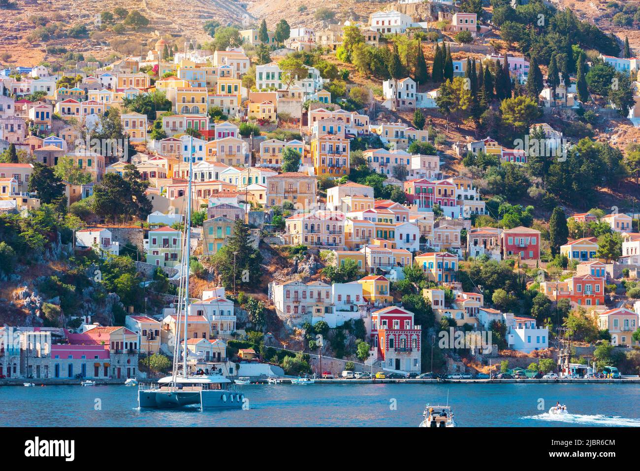 Vista delle case tradizionali colorate sull'isola di Symi, Grecia, Dodecaneso Foto Stock