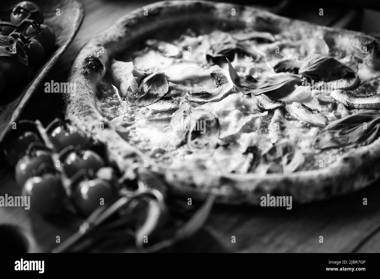 Deliziosa pizza italiana con ingredienti freschi Foto Stock