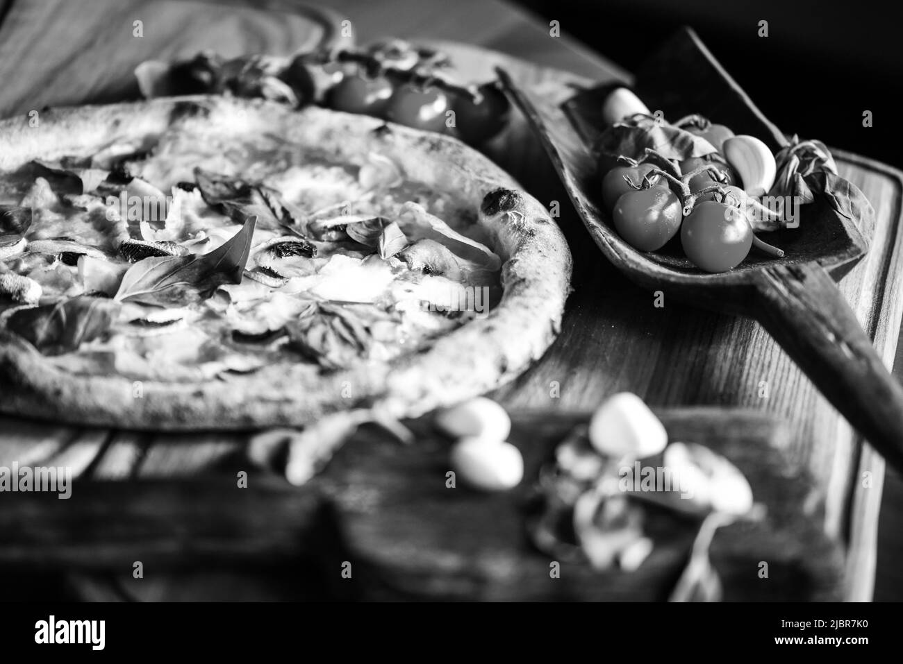 Deliziosa pizza italiana con ingredienti freschi Foto Stock