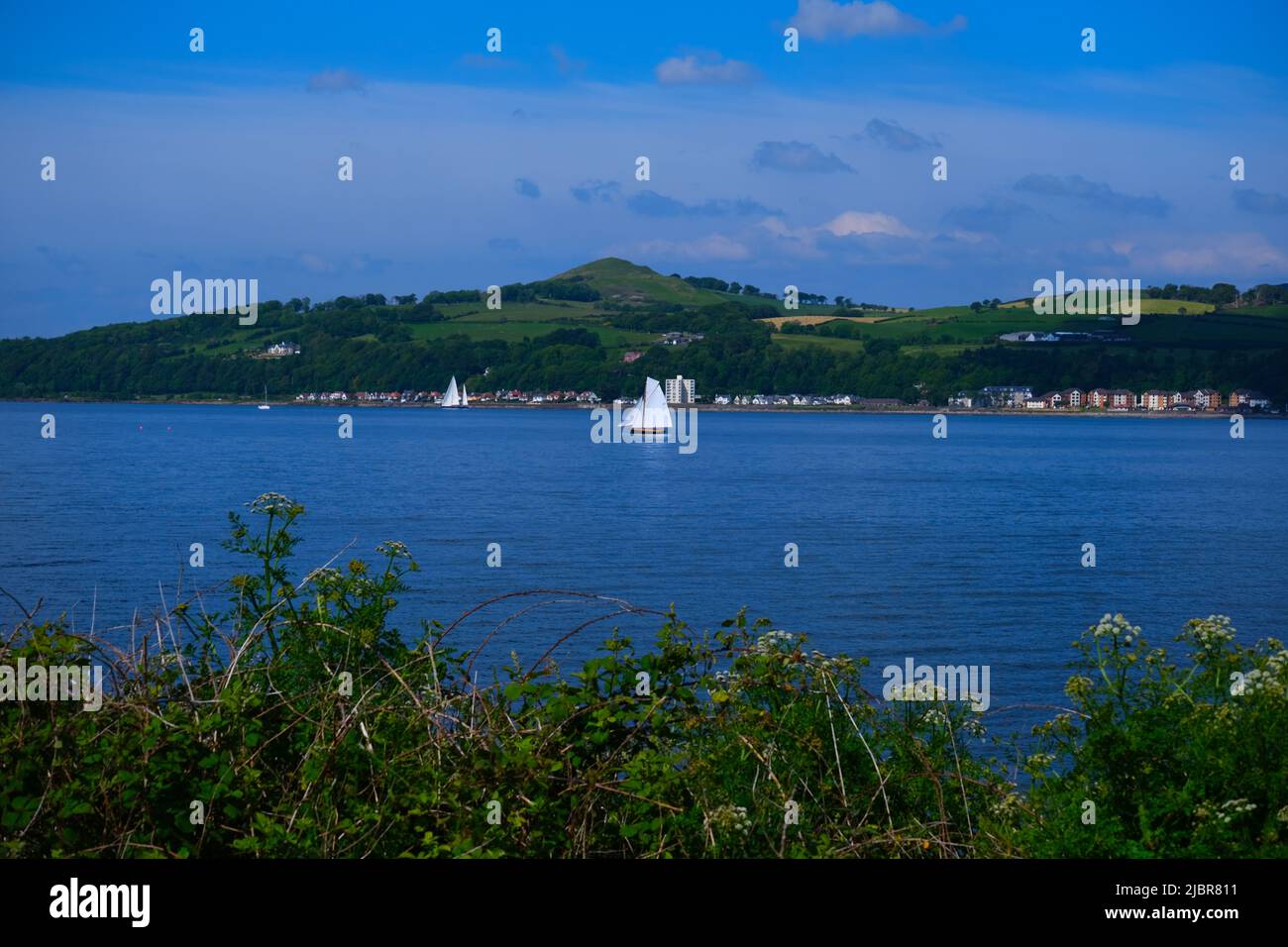Vista su Knock Hill e Largs, Scozia, sull'oceano con una barca a vela Foto Stock