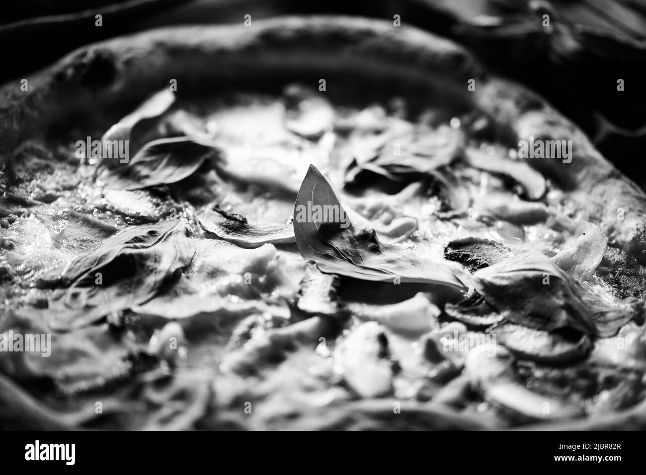 Deliziosa pizza italiana con ingredienti freschi Foto Stock