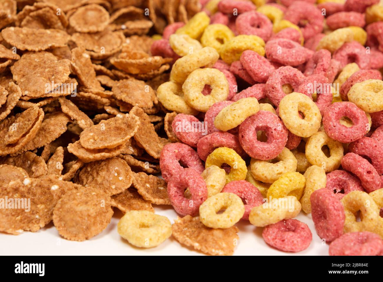 Primo piano di fiocchi di grano e anelli di mais, vista dall'alto. Foto Stock