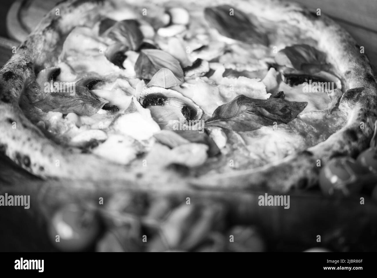 Deliziosa pizza italiana con ingredienti freschi Foto Stock