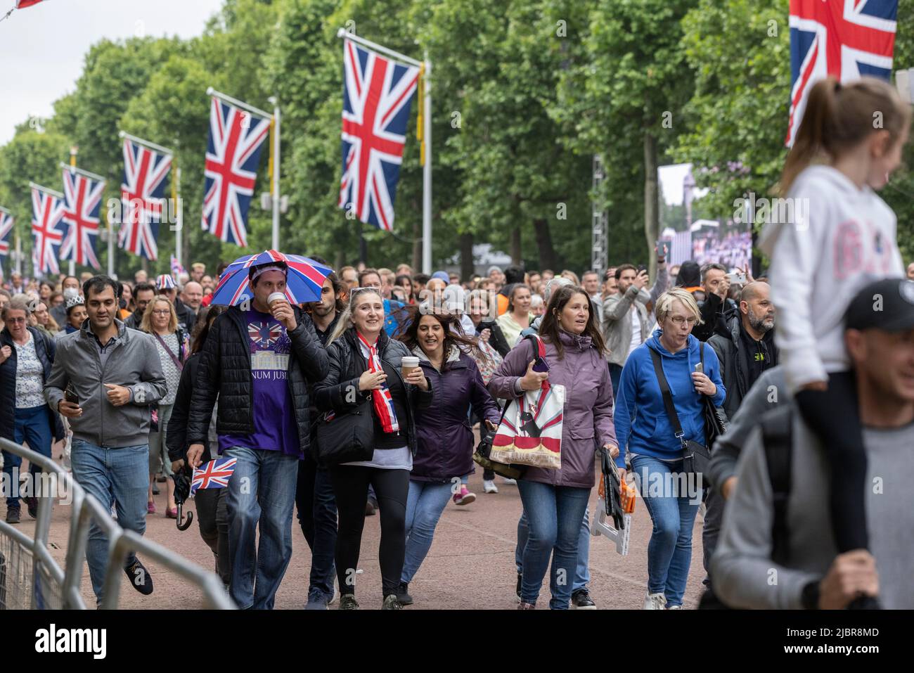 La folla si è andata verso il Mall per guardare il Platinum Jubilee Pageant finali, Londra, Inghilterra, Regno Unito Foto Stock