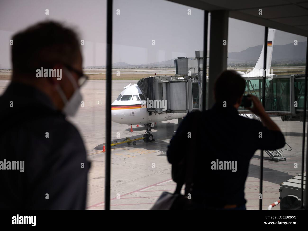 Islamabad, Pakistan. 08th giugno 2022. I membri della delegazione del Ministro degli Esteri Baderbock si imbarcarono su un aereo (Airbus A319) dell'Aeronautica militare Bundeswehr all'Aeroporto Internazionale di Islamabad per tornare a Berlino. Baerbock ha annullato tutti gli altri appuntamenti poco dopo l'inizio della sua visita in Pakistan a seguito di un test corona positivo e sta tornando in Germania con la sua delegazione oggi. Credit: Bernd von Jutrczenka/dpa/Alamy Live News Foto Stock