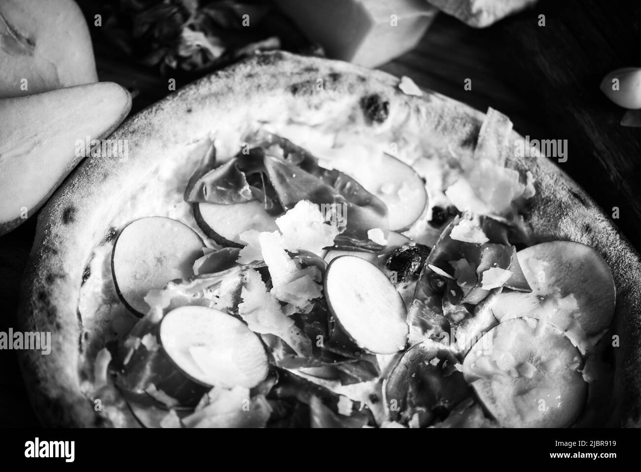 Deliziosa pizza italiana con ingredienti freschi Foto Stock