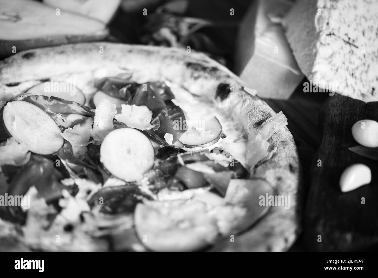 Deliziosa pizza italiana con ingredienti freschi Foto Stock