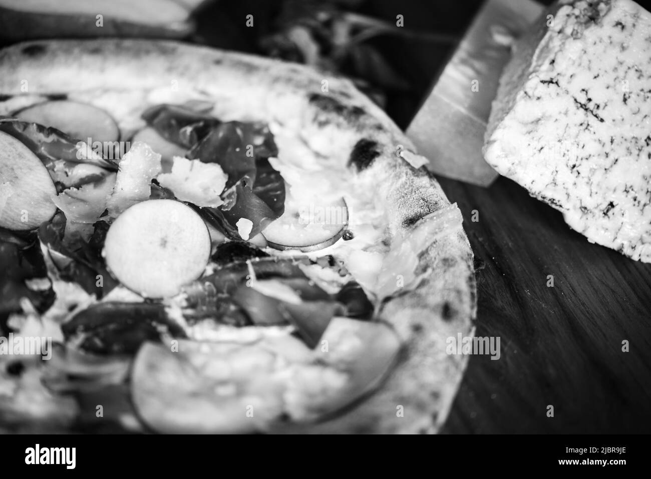 Deliziosa pizza italiana con ingredienti freschi Foto Stock
