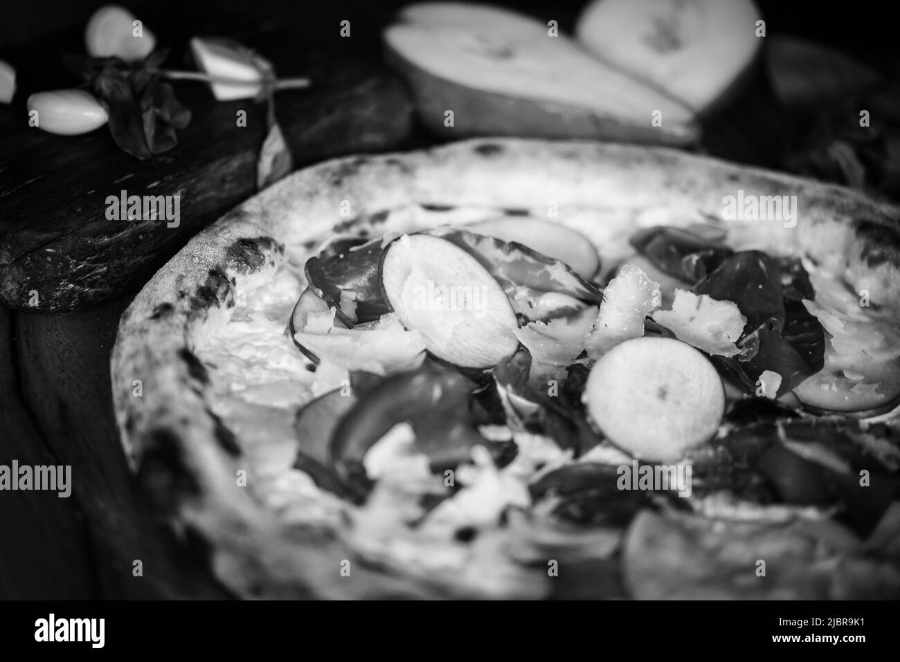 Deliziosa pizza italiana con ingredienti freschi Foto Stock