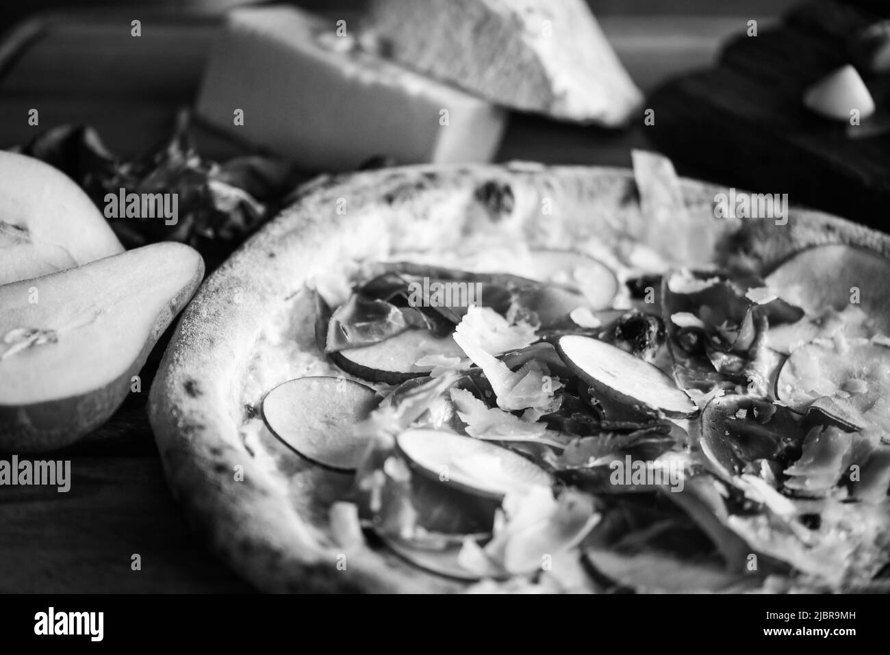 Deliziosa pizza italiana con ingredienti freschi Foto Stock