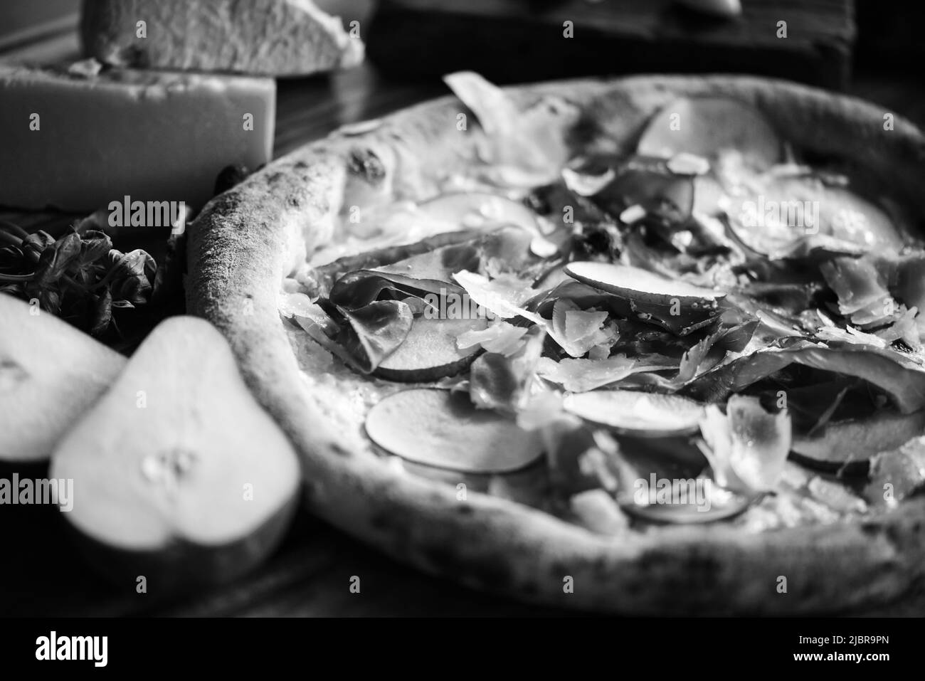 Deliziosa pizza italiana con ingredienti freschi Foto Stock