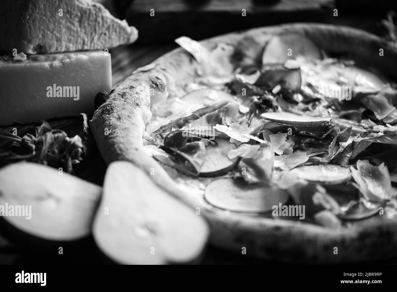 Deliziosa pizza italiana con ingredienti freschi Foto Stock