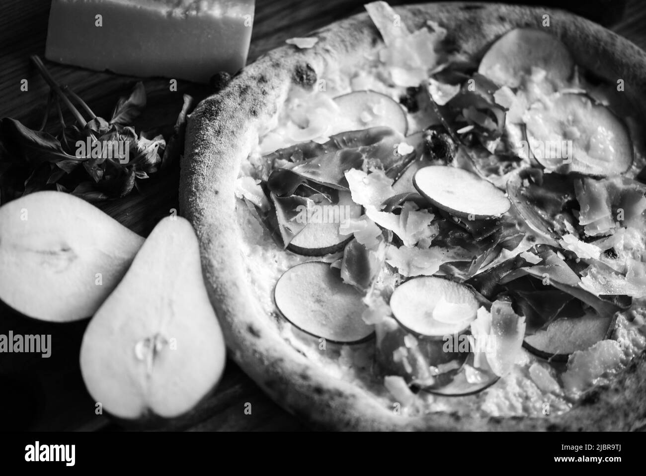 Deliziosa pizza italiana con ingredienti freschi Foto Stock