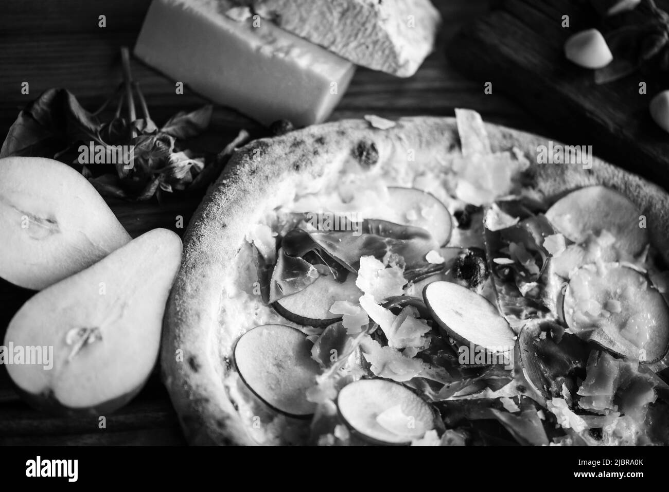 Deliziosa pizza italiana con ingredienti freschi Foto Stock