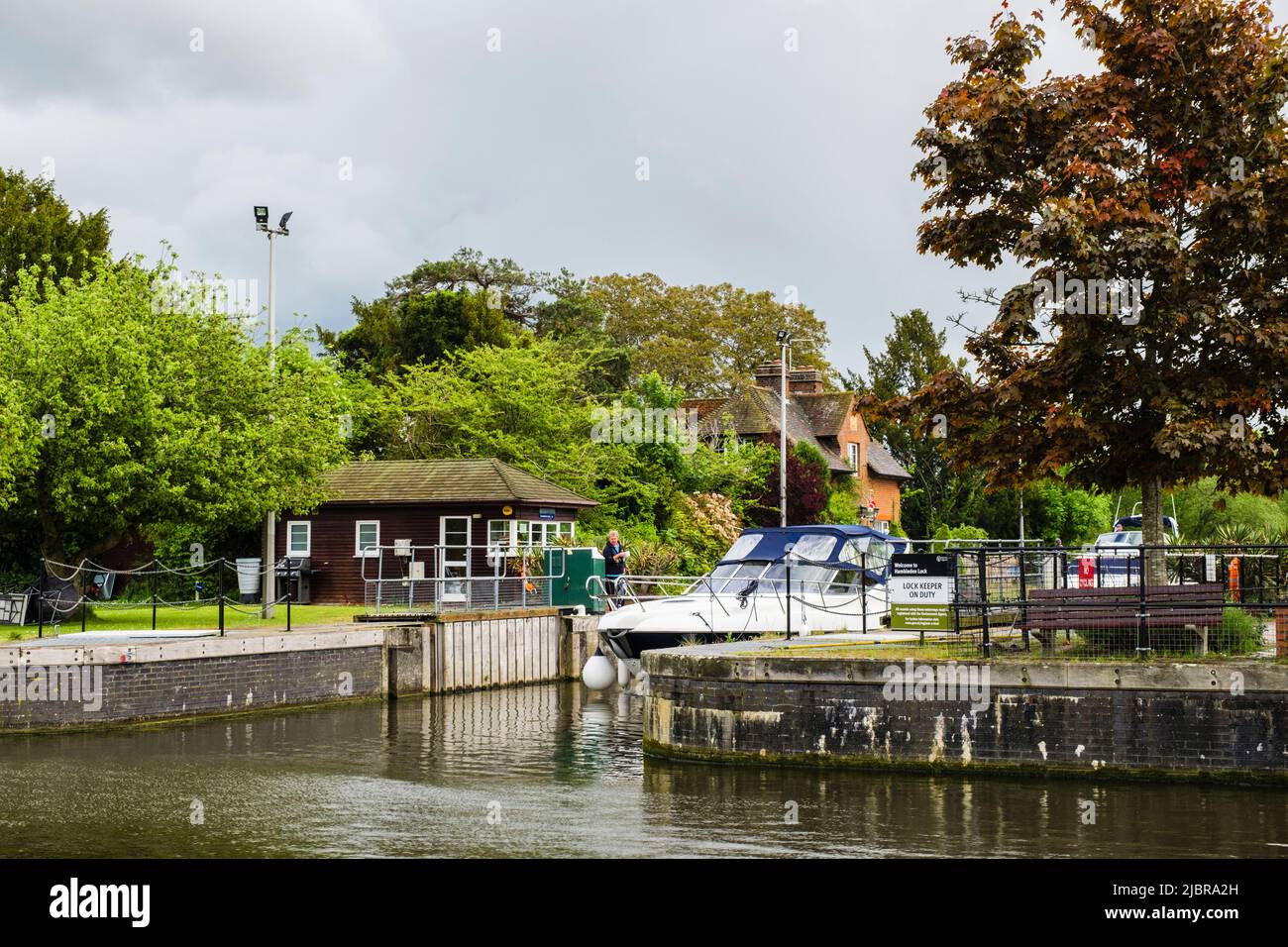 Barca lasciando Hambledon Lock sul Tamigi. Remenham, Berkshire, Inghilterra, Regno Unito, Gran Bretagna Foto Stock