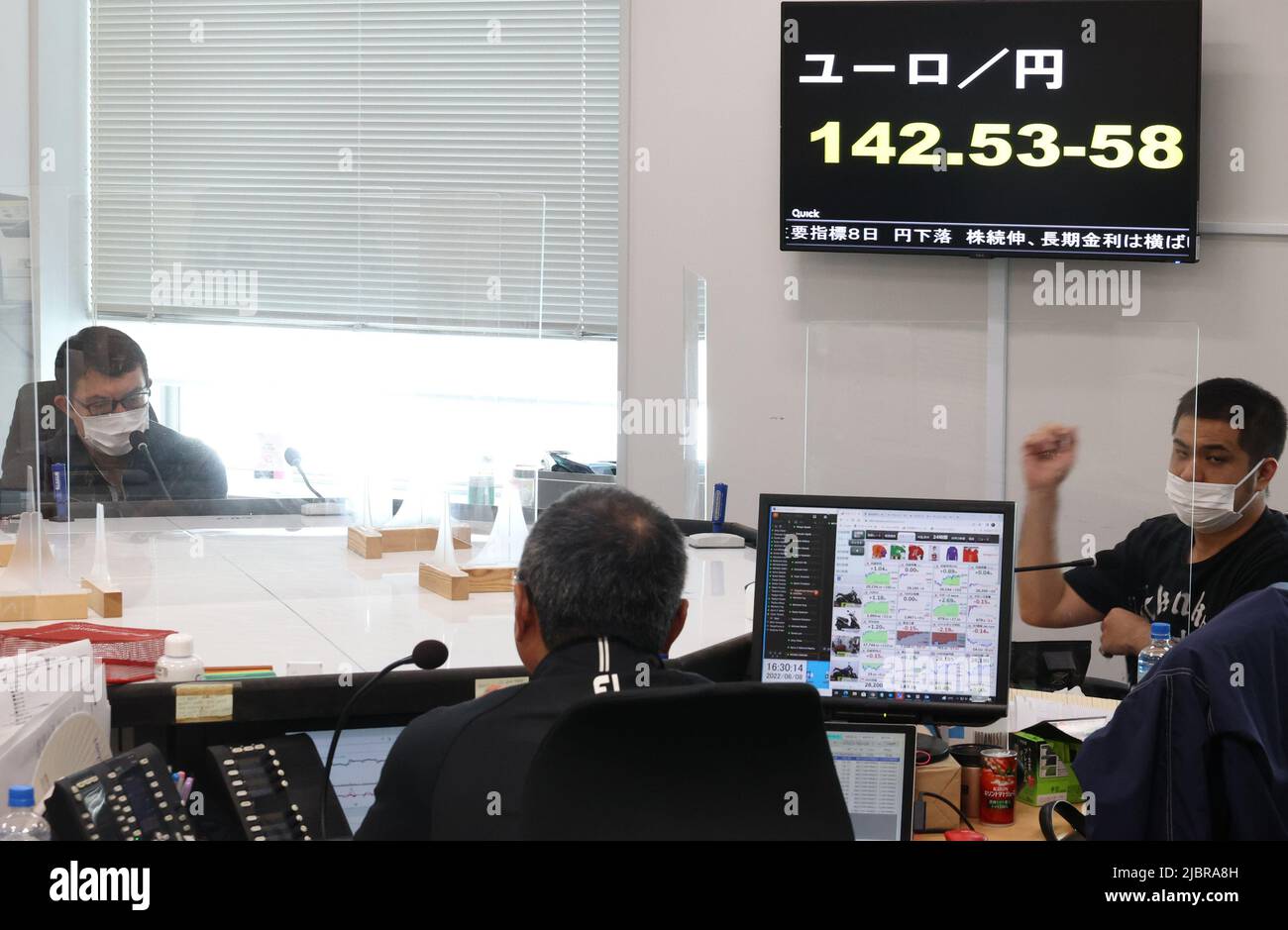 Tokyo, Giappone. 8th giugno 2022. I commercianti di moneta commerciano sotto le schede di preventivo di valuta estera al mercato di valuta estera a Tokyo mercoledì 8 giugno 2022. Lo yen giapponese è stato commerciato a livello di 142 yen contro l'euro nel mercato di Tokyo. Credit: Yoshio Tsunoda/AFLO/Alamy Live News Foto Stock