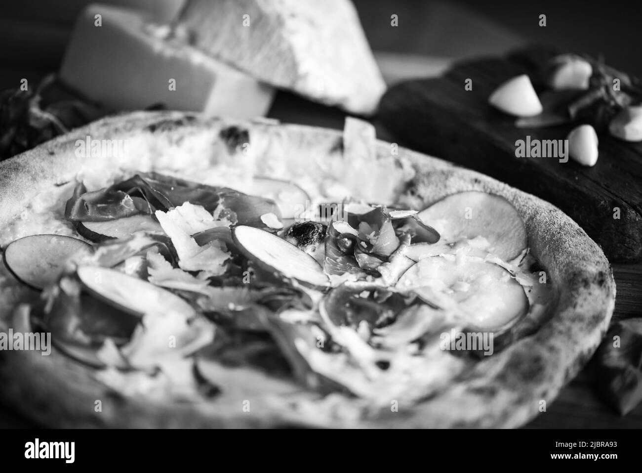 Deliziosa pizza italiana con ingredienti freschi Foto Stock