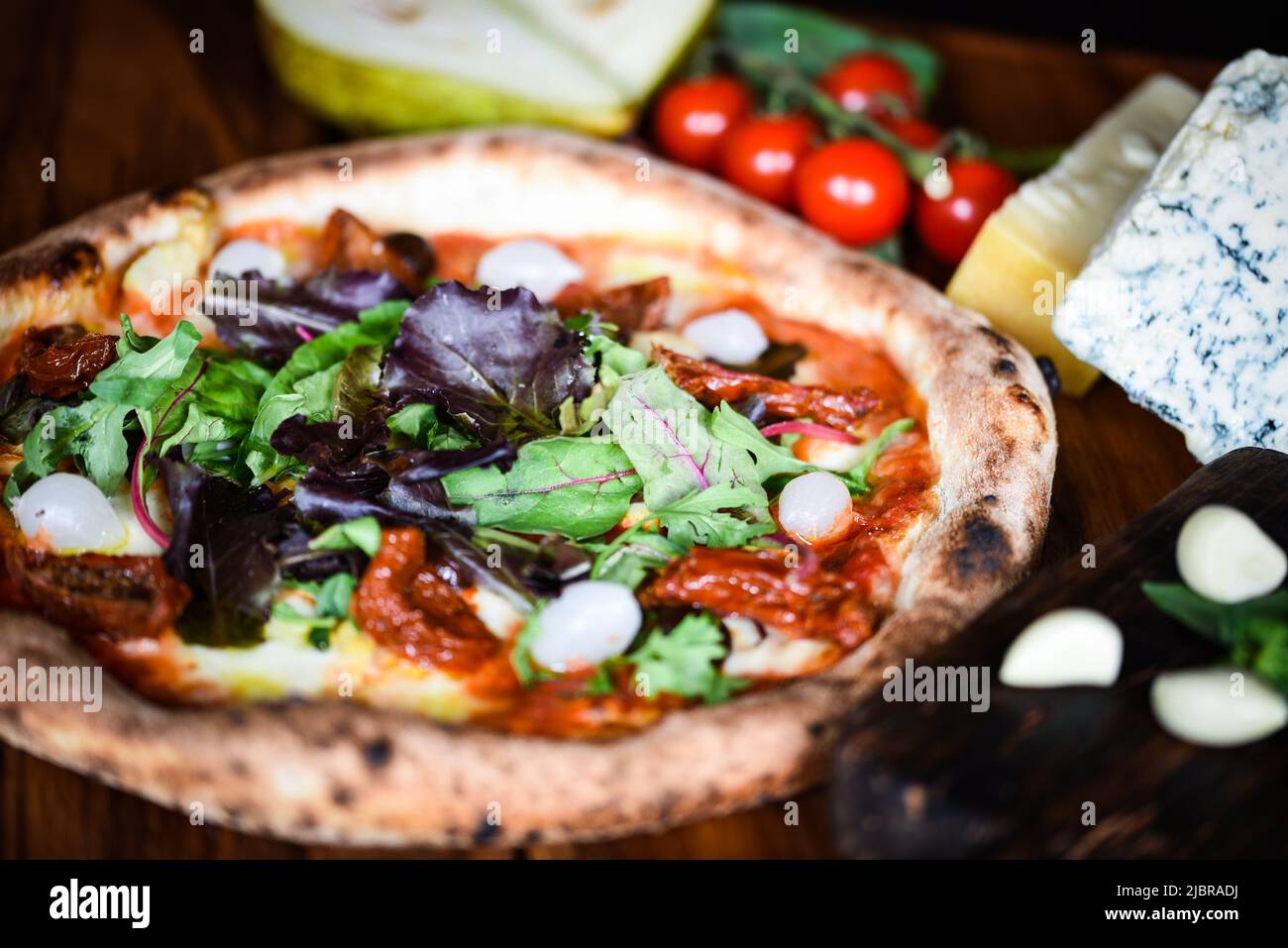 Deliziosa pizza italiana con ingredienti freschi Foto Stock