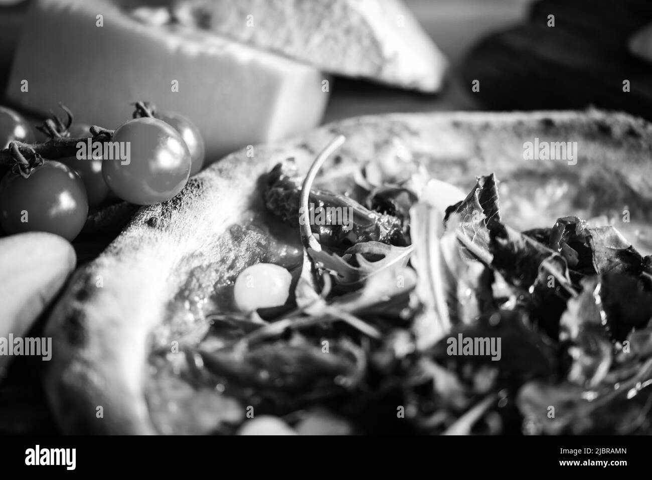 Deliziosa pizza italiana con ingredienti freschi Foto Stock