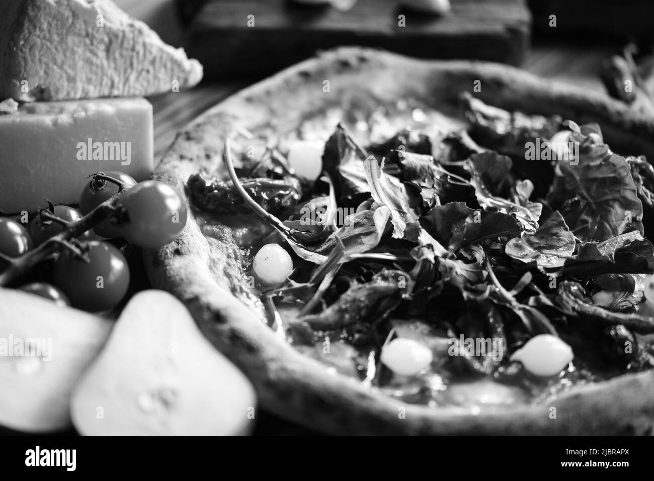 Deliziosa pizza italiana con ingredienti freschi Foto Stock