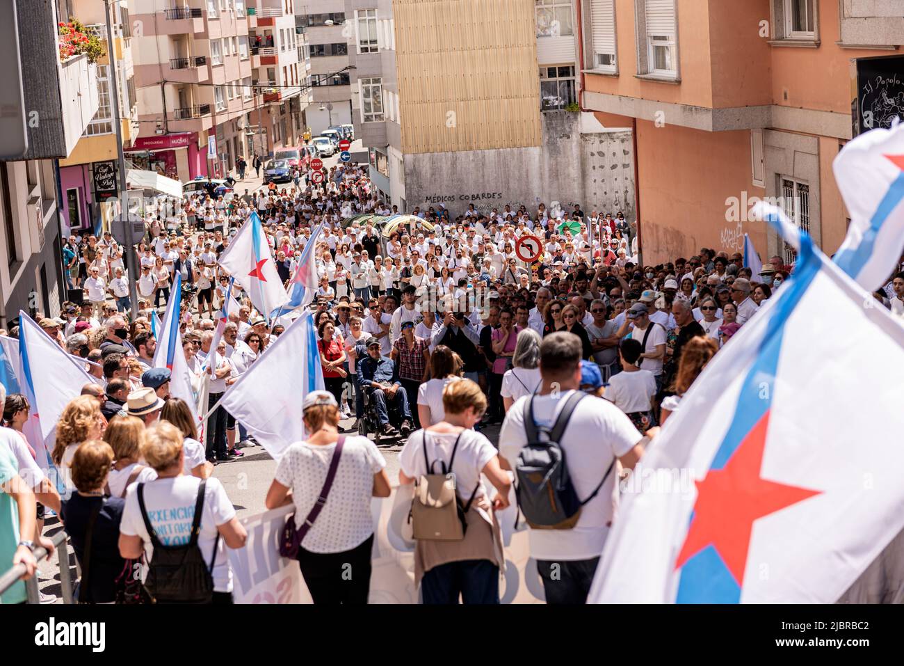 cangas, pontevedra, spagna - giugno, 05. 2022: manifestazione di protesta contro la mancanza di servizi di emergenza di base e la mancanza di medici in salute Foto Stock